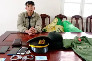 Thanh niên giả danh công an đi giữa phố để... khoe khoang