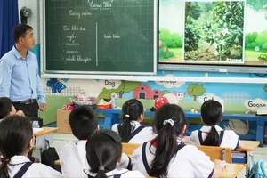 Học sinh lớp 5/2, Trường Tiểu học Đặng Trần Côn (phường Vĩnh Hội, TPHCM) trong giờ học lồng ghép ứng dụng AI