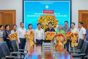 Bí thư Thành ủy Đà Nẵng tặng hoa cảm ơn Bệnh viện Trung ương Quân đội 108 đã hỗ trợ Bệnh viện Đà Nẵng thực hiện thành công ca ghép gan đầu tiên