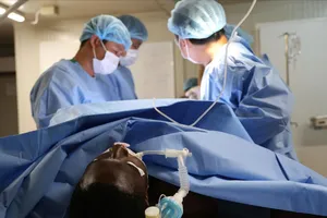 Các bác sĩ phẫu thuật cho người bệnh