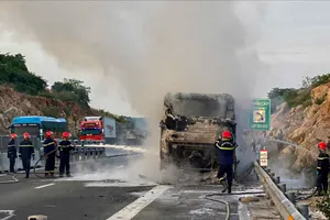 Xe khách cháy rụi trên đường cao tốc Nha Trang - Cam Lâm