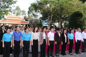 Đoàn đại biểu dâng hoa, dâng hương tưởng nhớ các Anh hùng liệt sĩ và Anh hùng Lực lượng Vũ trang nhân dân Võ Thị Sáu tại công viên Tượng đài liệt sĩ Võ Thị Sáu 