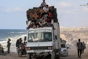 Người dân Palestine sơ tán tránh xung đột khỏi khu vực al-Nuseirat, miền Trung Dải Gaza, ngày 25-9-2025. Ảnh: THX/TTXVN
