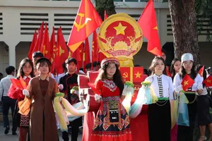 Học sinh hào hứng trình làng sản phẩm của dự án "Chiến trường không khói lửa"