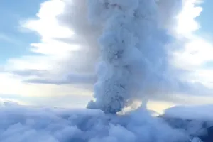 Núi lửa Kronotsky phun trào. Ảnh: PBS