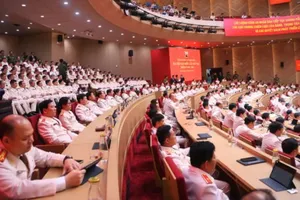 Bộ trưởng Bộ Công an Lương Tam Quang cùng các đại biểu bầu đại biểu dự Đại hội đại biểu toàn quốc lần thứ XIV của Đảng