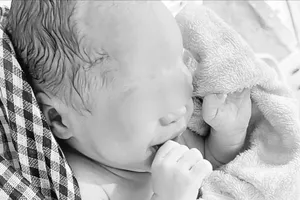 Cà Mau: Bác sĩ kịp thời cứu trẻ sơ sinh đẻ rơi tại nhà