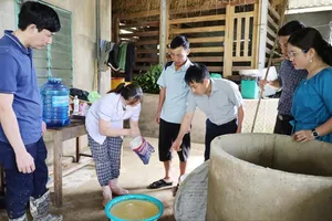 Ông Nguyễn Chí Thanh, Giám đốc CDC Hà Tĩnh hướng dẫn cách khử khuẩn nguồn nước sinh hoạt cho người dân vùng lũ