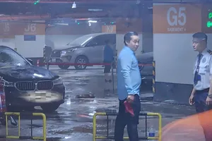 Cháy trong hầm xe Trung tâm thương mại Takashimaya. Ảnh: AX