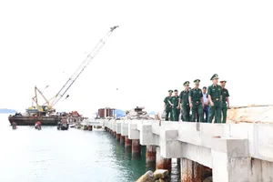 Thiếu tướng Hoàng Hữu Chiến, Phó Tư lệnh, Tham mưu trưởng BĐBP và đoàn công tác nắm tình hình tại đặc khu Kiên Hải. Ảnh: TUẤN KIỆT