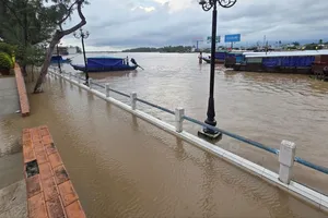 Bến Ninh Kiều ngập nặng trong chiều 7-10