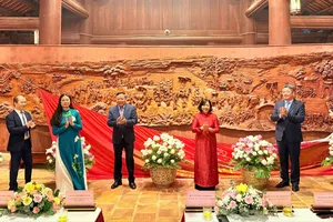 Tác phẩm tranh gỗ “Vinh quy bái tổ” do các nghệ nhân làng nghề của Hà Nội chế tác sẽ được trưng bày tại Văn Miếu - Quốc Tử Giám