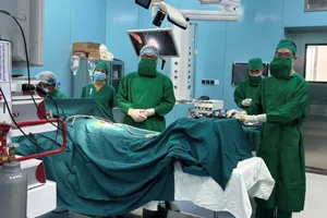 Các bác sĩ phẫu thuật và gây mê của BV Bình Dân, BV Trưng Vương, BV Chấn thương Chỉnh hình chuẩn bị cho ca phẫu thuật 