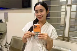 Cô gái Lào nhanh chóng nhận lại điện thoại sau khi bị móc túi