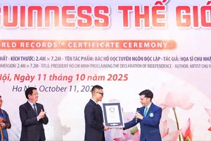 Đại diện Tổ chức Kỷ lục Guinness thế giới trao bằng chứng nhận cho họa sĩ Chu Nhật Quang