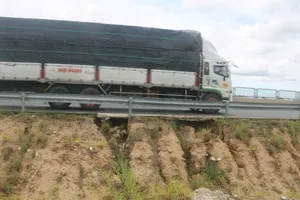 Vị trí xảy ra xói lở mép đường trên tuyến đường cao tốc Vĩnh Hảo - Phan Thiết