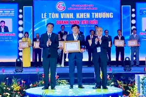 Ông Nguyễn Hữu Nghĩa, Phó Chủ tịch Hiệp hội Doanh nghiệp TPHCM được UBND TPHCM trao tặng Bằng khen Doanh nghiệp, Doanh nhân tiêu biểu năm 2025