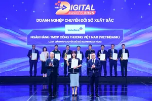 Bà Phùng Thu Hà, Trưởng Ban Chuyển đổi số VietinBank đại diện nhận Giải thưởng Doanh nghiệp Chuyển đổi số xuất sắc 2025