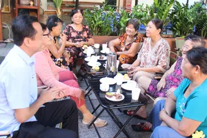 Phó Bí thư Thường trực Đảng ủy phường Thủ Dầu Một Phạm Văn Nồng trao đổi gần gũi với bà con nhân dân