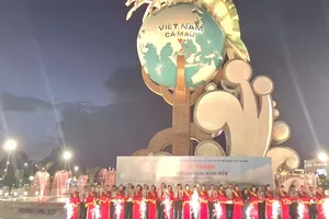 Đồng chí Trần Lưu Quang dự khánh thành 11 công trình chào mừng Đại hội Đảng tỉnh Cà Mau lần thứ I