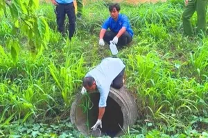 Lực lượng chức năng kiểm tra và phát hiện các thông số vượt quy chuẩn cho phép. Ảnh: CA