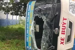 Khánh Hòa: Lật xe buýt, 6 người may mắn thoát nạn