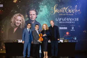 Nhóm nhạc tặng đàn cho ban tổ chức chương trình “Secret Garden Live in Vietnam"