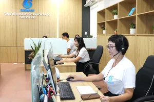 Nhân viên tổng đài chăm sóc khách hàng 1900.999.997 tiếp nhận và xử lý cuộc gọi của khách hàng