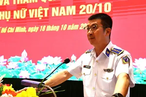 Đại tá Nguyễn Minh Khánh, Phó Tư lệnh, Tham mưu trưởng Vùng Cảnh sát biển 3 phát biểu tại buổi giao lưu