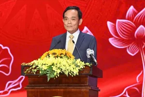 Bí thư Thành ủy TPHCM Trần Lưu Quang trao đổi ý kiến cùng các nghệ sĩ tham dự hội nghị. Ảnh: QUỐC THANH