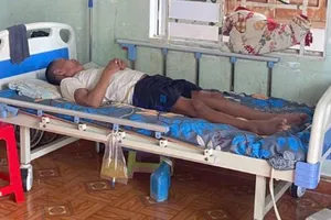 Sau vụ tai nạn, anh Túy bị liệt 2 chân, mọi sinh hoạt đều phải nhờ người thân 