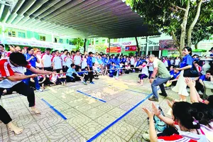 Trường THPT Nguyễn Thị Minh Khai (phường Rạch Dừa) tổ chức nhiều hoạt động sôi nổi để học sinh tăng kết nối trực tiếp, từ bỏ thói quen sử dụng điện thoại vào giờ chơi. Ảnh: KHÁNH CHI 