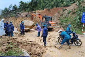 Thông tuyến một phần đường lên cửa khẩu Tây Giang sau nhiều giờ tê liệt