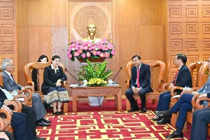 Phó Trưởng Ban Tuyên giáo và Dân vận Thành ủy TPHCM Tăng Hữu Phong tiếp đoàn đại biểu nhà báo Lào do đồng chí Vilavone Phanthavong, Phó trưởng Ban Tuyên huấn Trung ương Đảng Nhân dân Cách mạng Lào làm trưởng đoàn. Ảnh: VIỆT DŨNG 