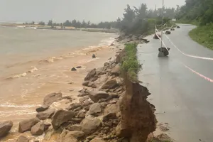 Sạt lở nguy cơ xóa sổ đường ven biển ở TP Huế