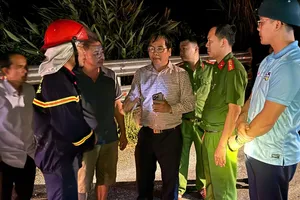 Vụ lật xe ở Quảng Ngãi: Dùng cưa sắt cắt cửa, đưa thi thể ra ngoài