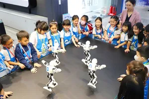 Học sinh tiểu học tìm hiểu và tham quan mô hình robot tại Trung tâm Giáo dục và Đào tạo Trí tuệ nhân tạo của ĐHQG TPHCM