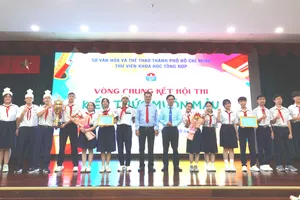 Tặng cúp, giấy khen và hoa cho hai đội tuyển đạt giải Nhất và giải Nhì tại hội thi. Ảnh: THÚY BÌNH