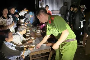 Cán bộ chiến sĩ Công an xã Trà Leng nấu mì tôm cùng người dân ăn tối