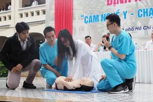 Học sinh trường chuyên thử sức làm bác sĩ