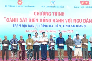 Lãnh đạo Bộ Tư lệnh Vùng Cảnh sát biển 4 tặng quà các hộ nghèo, cận nghèo, ngư dân có hoàn cảnh khó khăn