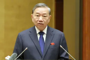 Tổng Bí thư Tô Lâm trao đổi, thông tin về một số điểm mới và những định hướng quan trọng trong dự thảo Văn kiện trình Đại hội đại biểu toàn quốc lần thứ XIV của Đảng, chiều 4-11. Ảnh: QUANG PHÚC