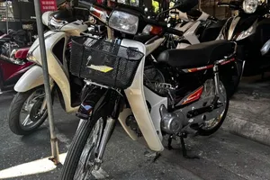 Xe máy xăng có thể cải tạo thành xe điện chạy song song hai chế độ xăng - điện. Ảnh: QUỐC HÙNG