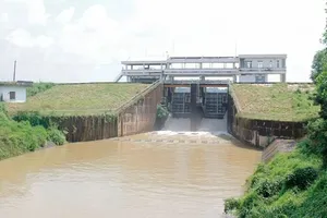 Xả lũ tại hồ chứa nước Đá Đen. Ảnh: Q.V