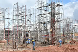 Công nhân tất bật thi công trên công trường dự án mở rộng Cảng hàng không quốc tế Phú Quốc, một trong những dự án trọng điểm phục vụ APEC 2027