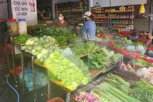 Sau bão số 13: Giá rau củ tăng cao, giá heo hơi giảm