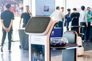 Robot khách sạn hoạt náo tại Đà Nẵng