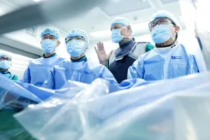 Các bác sĩ Bệnh viện Đa khoa Tâm Anh TPHCM thực hiện kỹ thuật TAVI cho người bệnh. Ảnh: TRUNG VŨ