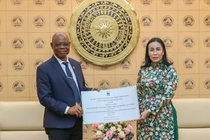 Ông Martin Kabaluapa Kapinga trao hỗ trợ cho TP Đà Nẵng khắc phục ảnh hưởng do mưa lũ