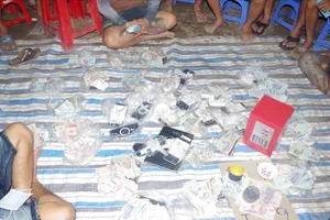 Đột kích căn nhà bỏ hoang, bắt quả tang 43 con bạc đang sát phạt